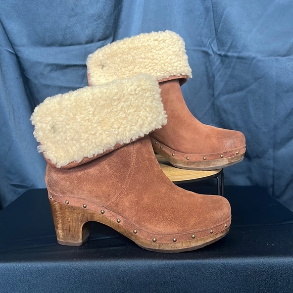 UGG Lynnae  Womens Bottie Size 6 Fur-Lined Pink Studded  Fold Over Shoes - Picture 1 of 13